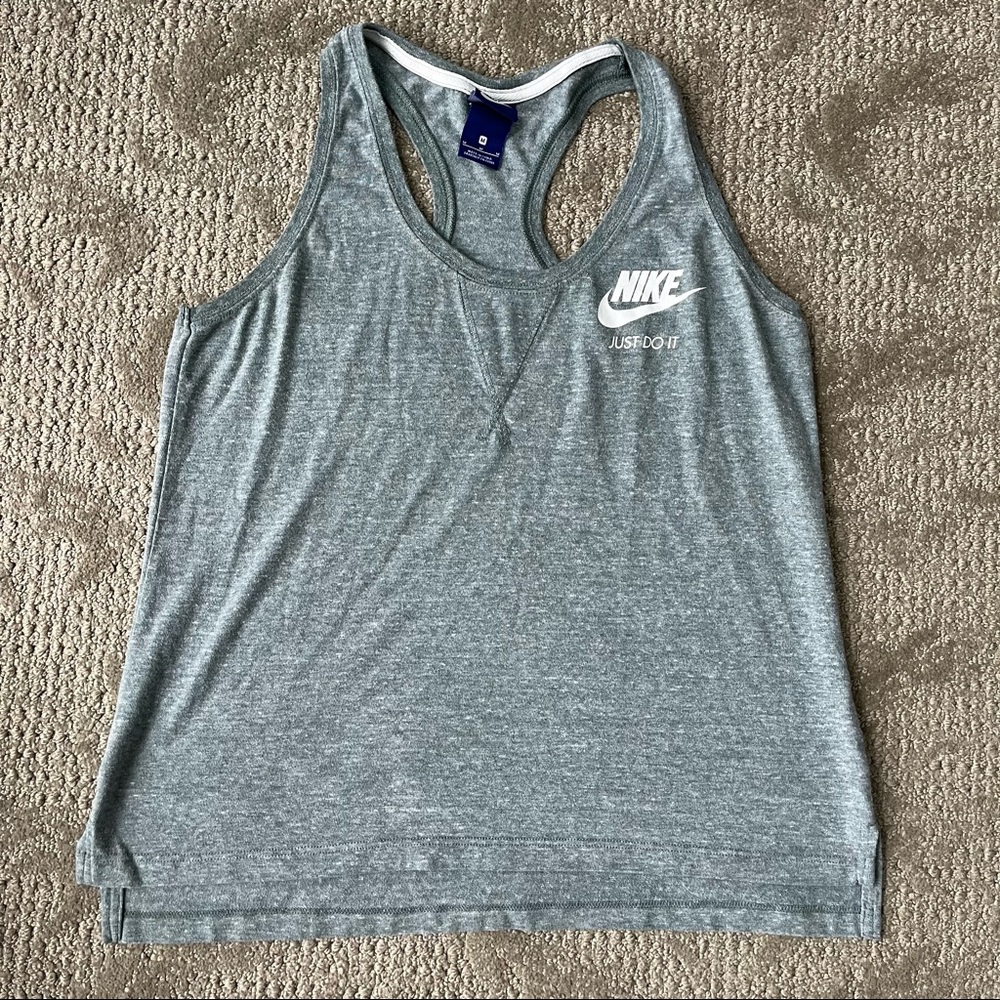 EUC Women's Nike Racerback Tank Top size Medium in Green